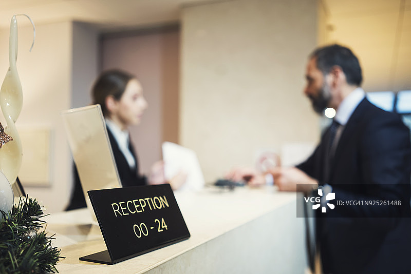 商务男人在前台图片素材