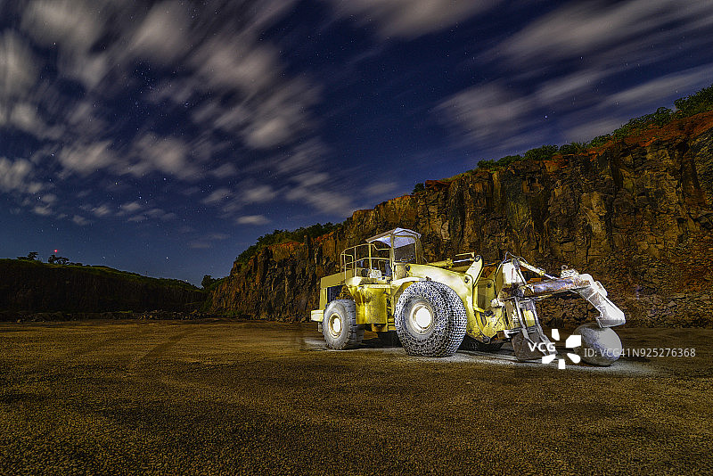 星空和满月照亮墙壁的夜晚景象图片素材