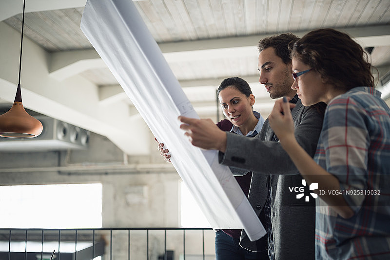 年轻建筑师在工作室一起工作图片素材