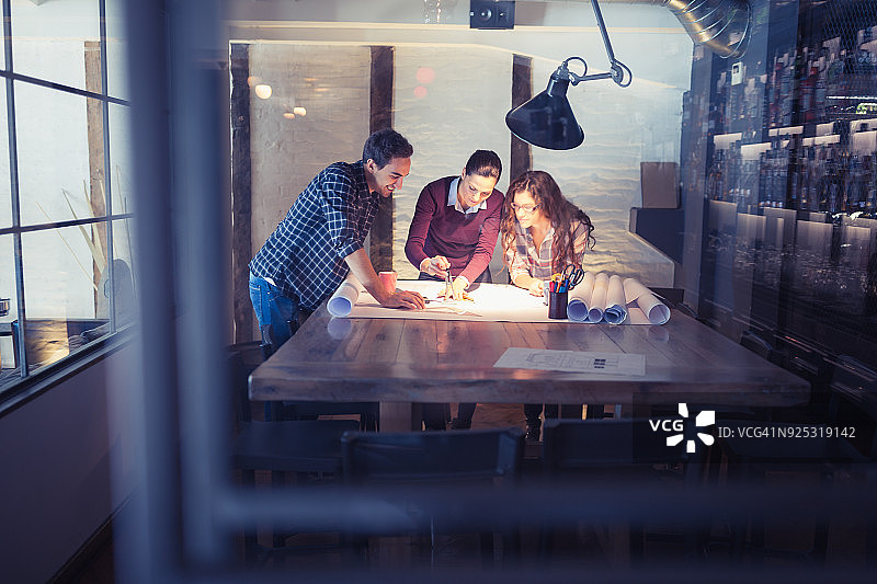 年轻建筑师在工作室一起工作图片素材