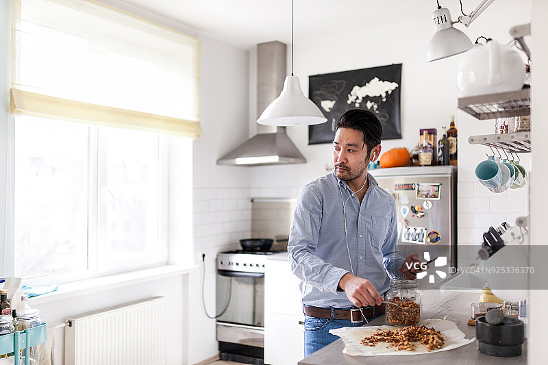 听播客并准备自制格兰诺拉麦片图片素材