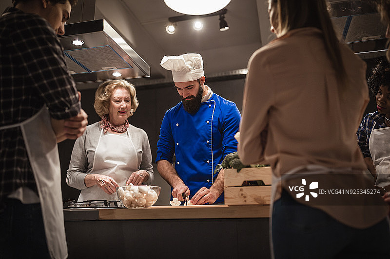 厨师指导烹饪课学员图片素材