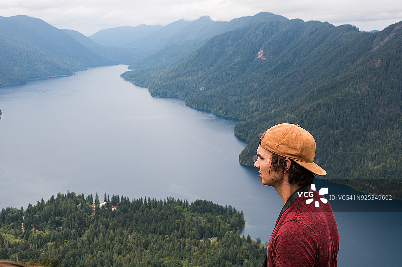 男人从山上眺望峡湾图片素材
