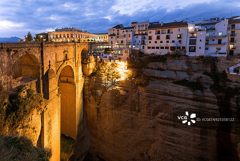 蓝色时刻，新桥，埃尔塔霍峡谷，龙达，马拉加，西班牙图片素材