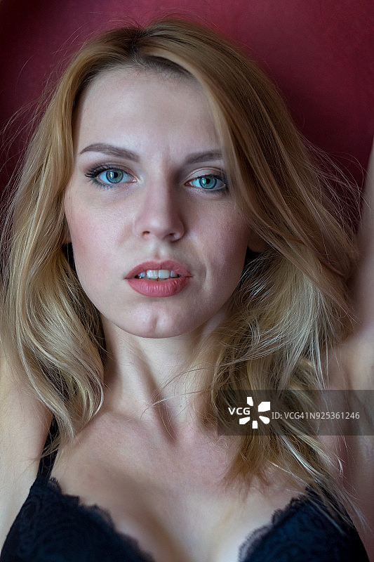 眼神迷离的时尚模特图片素材