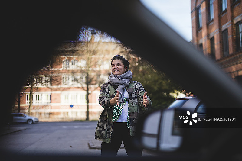 女人站在街上图片素材