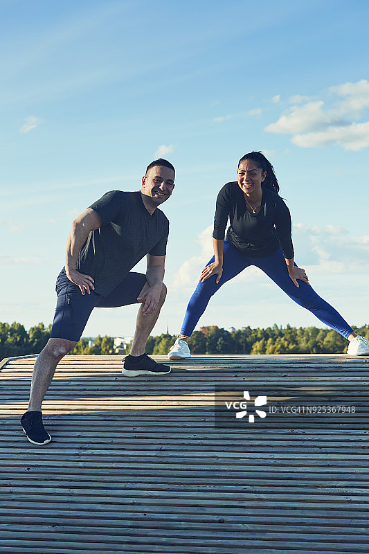 男人和女人伸展运动图片素材