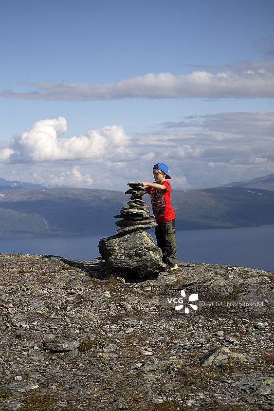 男孩堆石堆图片素材