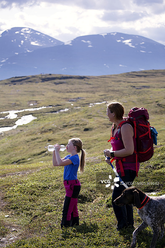 在草地上徒步旅行的家庭图片素材
