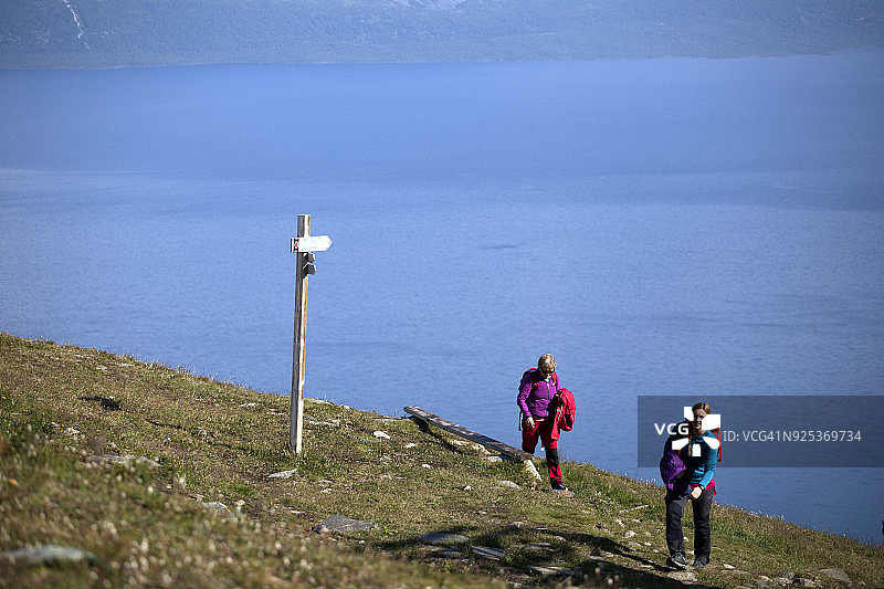 两位女士在山中徒步旅行图片素材