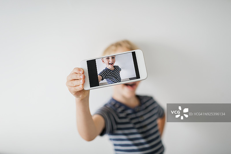 自拍的可爱男孩图片素材