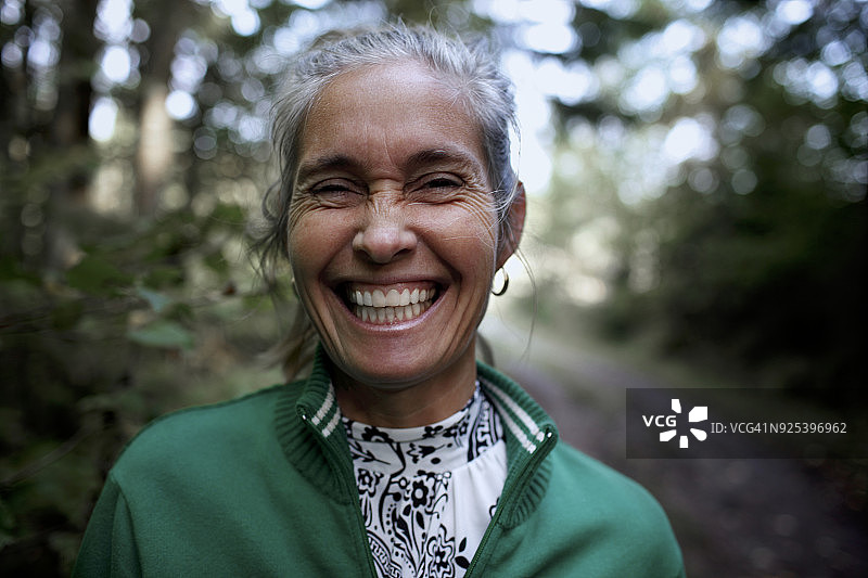 微笑的中年妇女肖像图片素材
