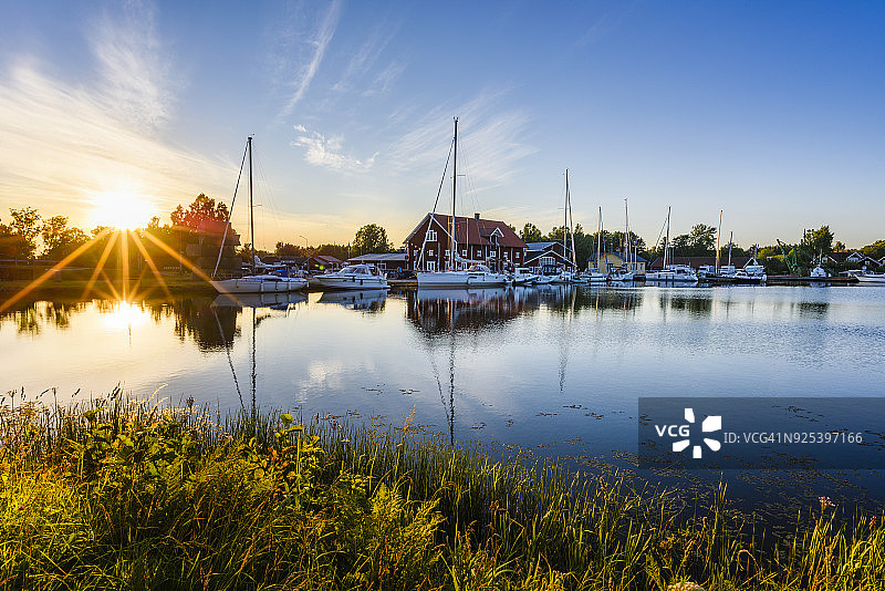 日落时分停泊的帆船图片素材