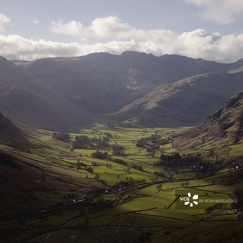湖区中郁郁葱葱的山谷图片素材