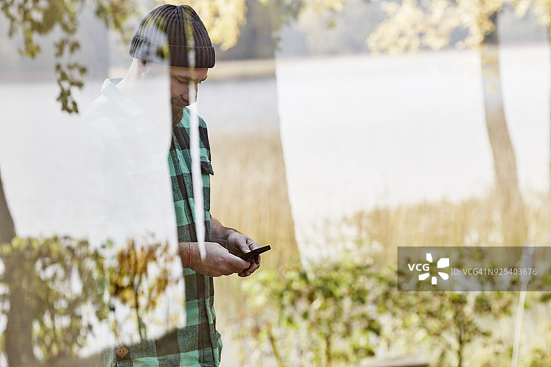 男人在看手机图片素材