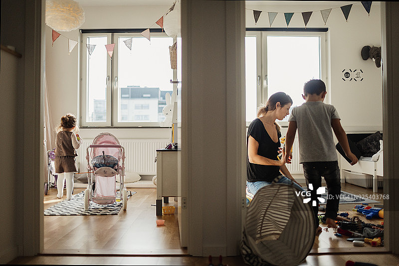 一家人在家消磨时间图片素材