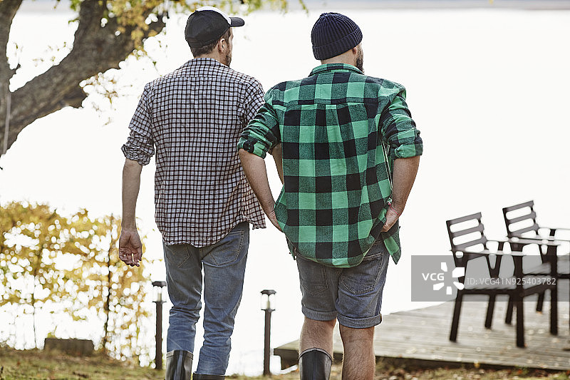 情侣站在湖边图片素材