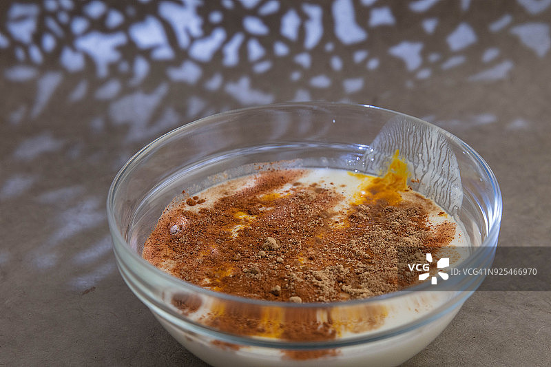 顶部加香料的酸奶图片素材