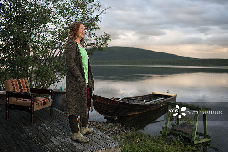 在海边沉思的女人图片素材