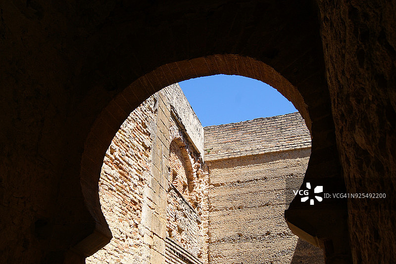赫雷斯-德拉弗龙特拉城堡入口处的阿拉伯拱门图片素材