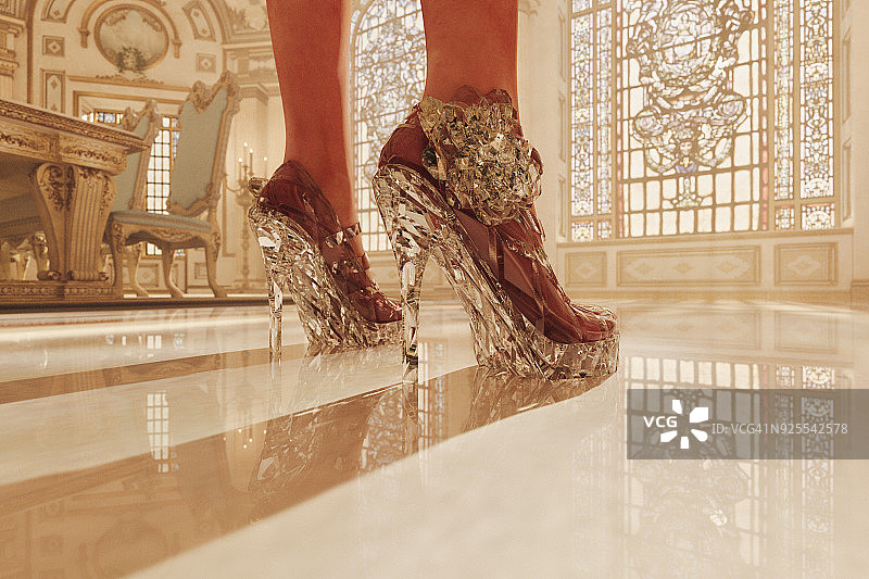 穿着透明高跟鞋的女人的脚图片素材