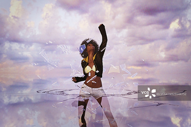 女人打破玻璃天花板图片素材