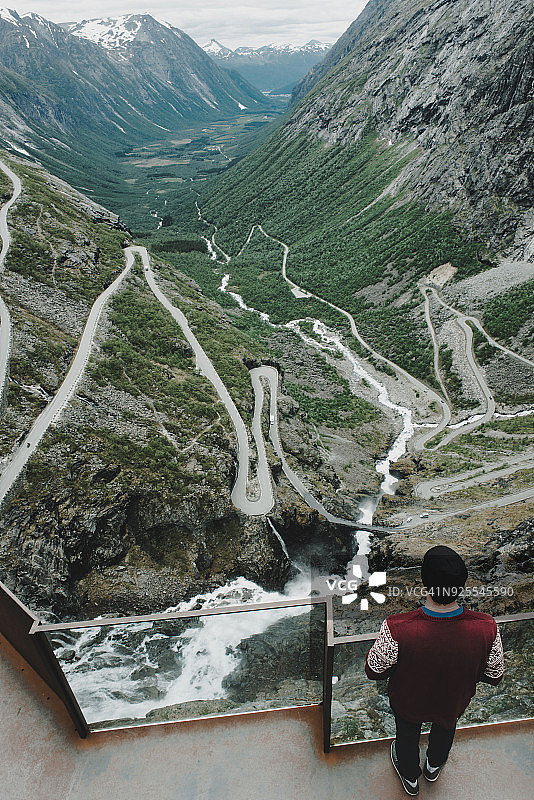 白人男子站在观景点欣赏山谷的风景图片素材