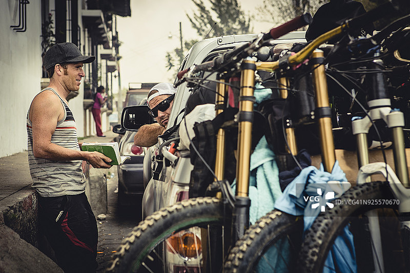 在国外旅行的男人们图片素材