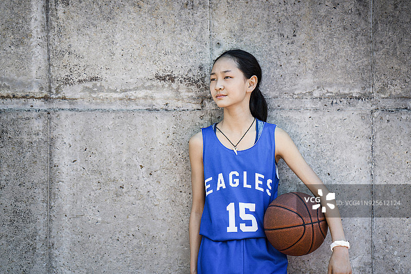 自信的篮球运动员持球站立图片素材