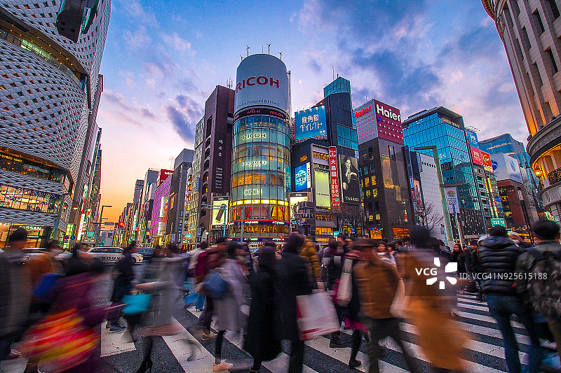 东京银座的奢华购物街，林立着昂贵品牌的商店，霓虹灯闪烁图片素材