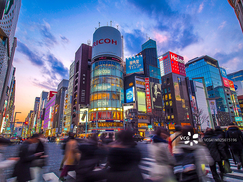东京银座的奢华购物街，林立着昂贵品牌的商店，霓虹灯闪烁图片素材