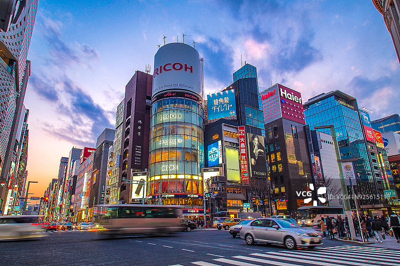 东京银座的奢华购物街，林立着昂贵品牌的商店，霓虹灯闪烁图片素材