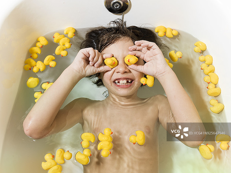 7岁男孩在浴室里玩耍图片素材