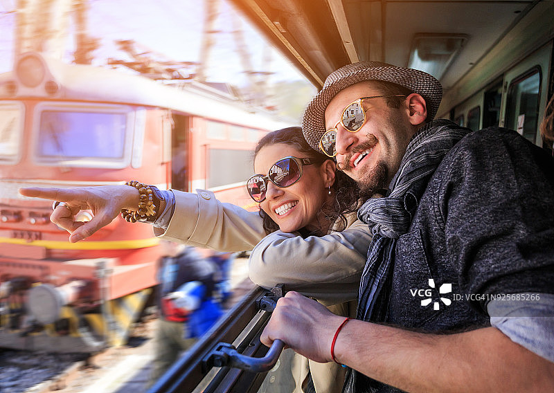 乘坐火车的夫妇图片素材