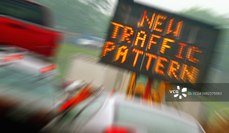 带有道路标志的模糊交通图像图片素材