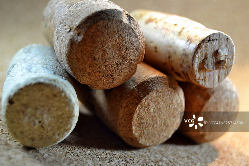 软木背景上的瓶塞图片素材