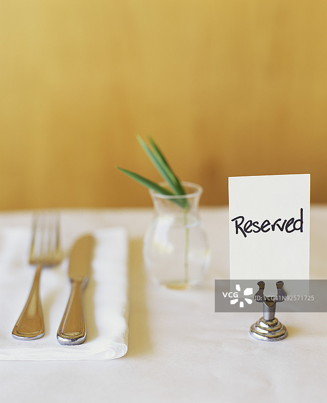餐桌布置和预留标志图片素材