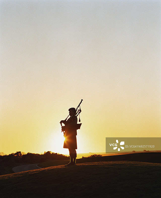 吹奏风笛的男人轮廓图片素材