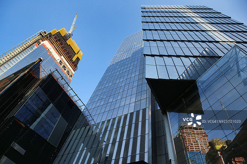 2017年9月28日：从下方仰望位于纽约市曼哈顿中城第30街和第34街之间、第10大道和第12大道之间的哈德逊城市广场图片素材