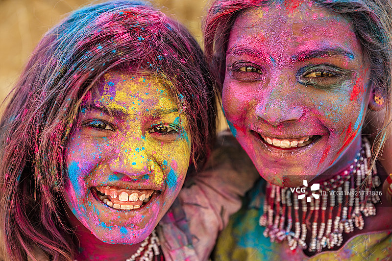 快乐的印度女孩玩洒红节图片素材