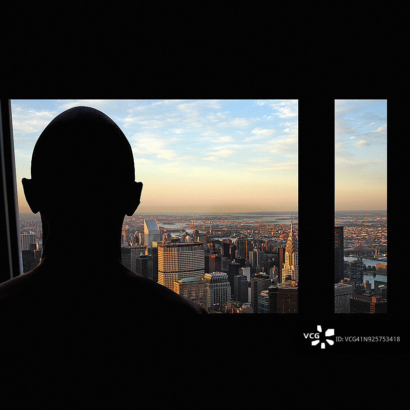 曼哈顿天际线，男子剃光头照镜子的剪影图片素材