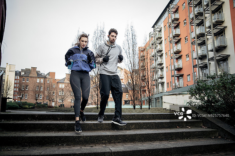 兄妹一起跑步图片素材