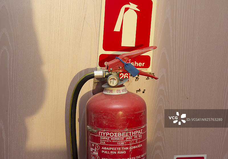 欧洲，希腊，2018年：希腊渡轮上的灭火器景观图片素材