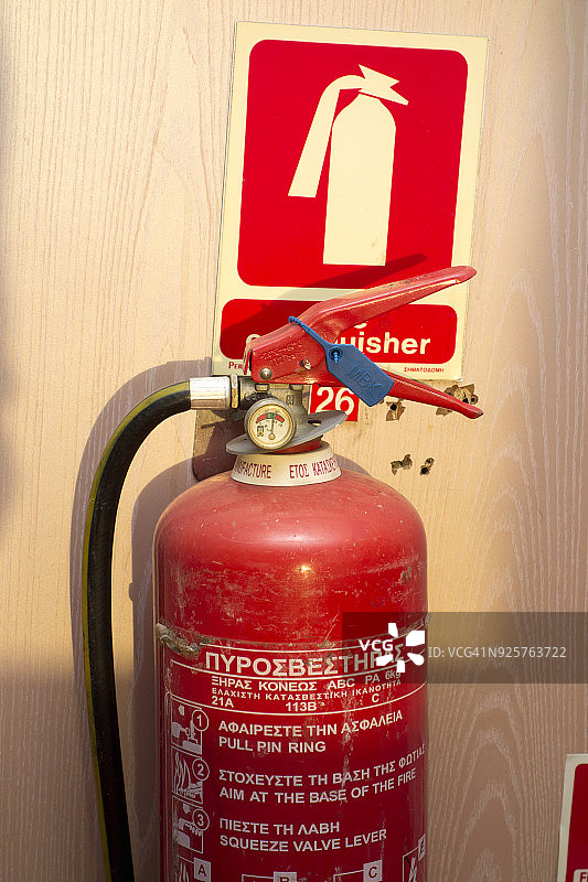欧洲，希腊，2018年：希腊渡轮上的灭火器景观图片素材