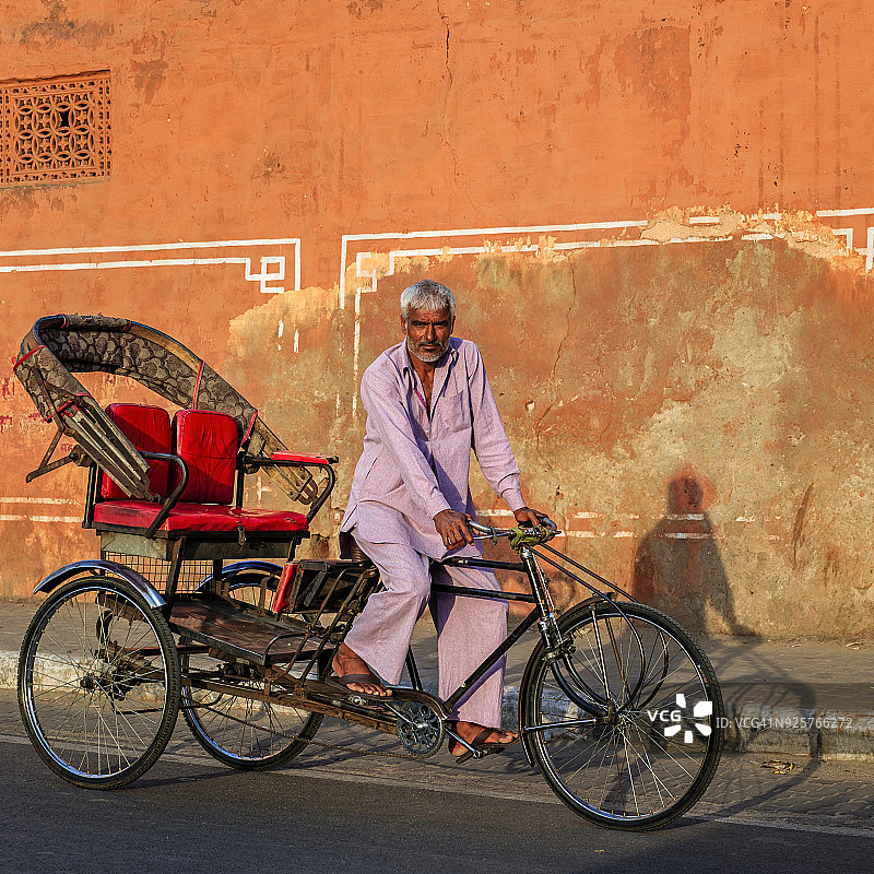 印度男子骑着人力车图片素材