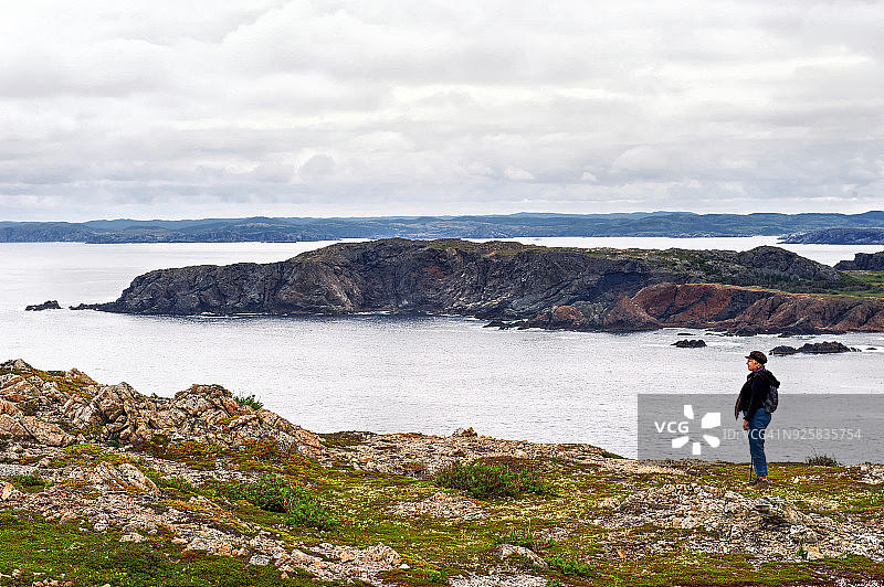 在加拿大纽芬兰特威林盖特附近徒步旅行时欣赏风景的白人女性图片素材