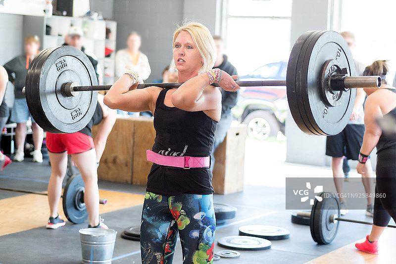 女人参加举重比赛图片素材
