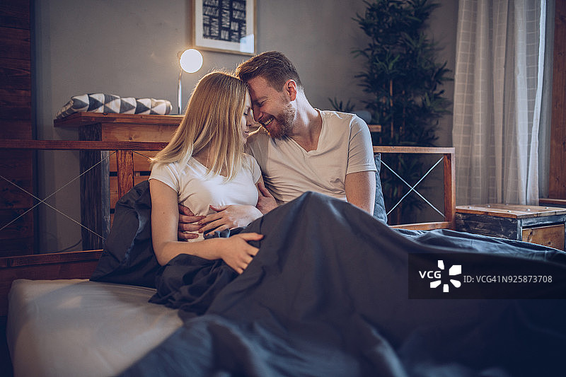 情侣坐在床上图片素材