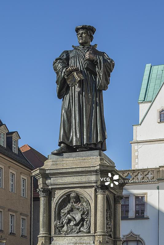 德国萨克森-安哈尔特艾斯莱本镇广场上的路德纪念青铜雕像图片素材