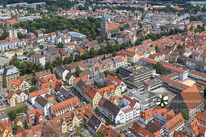 从乌尔姆大教堂看到的景色，历史中心与圣格奥尔格教堂，德国巴登-符腾堡州乌尔姆图片素材